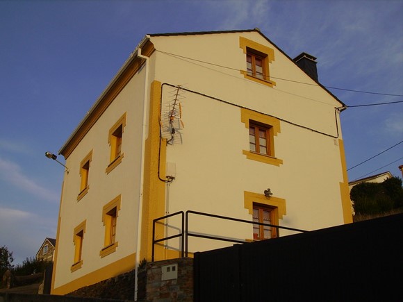 Fachada en Ortiguera